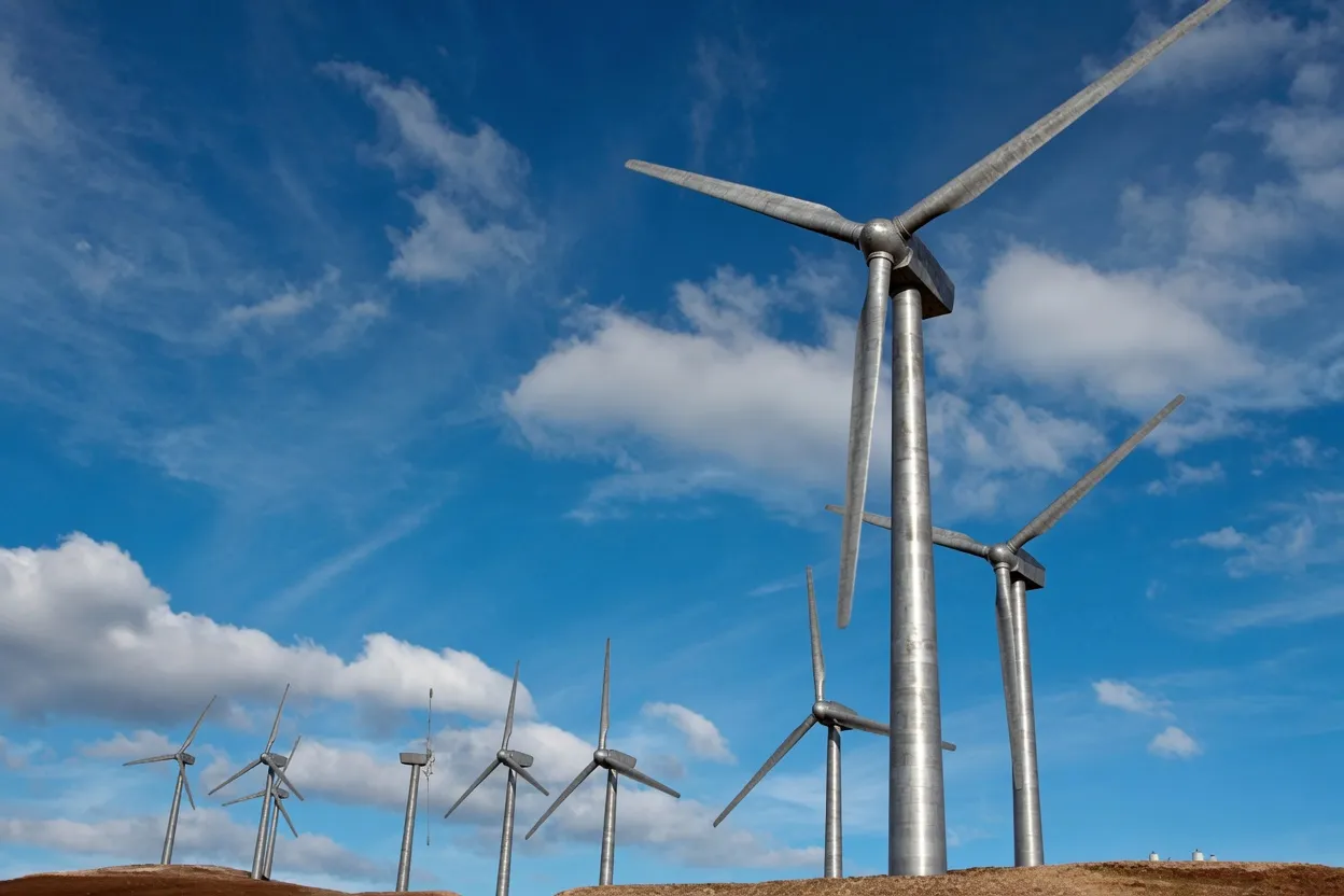 Planetary gearbox for wind turbine drivetrain